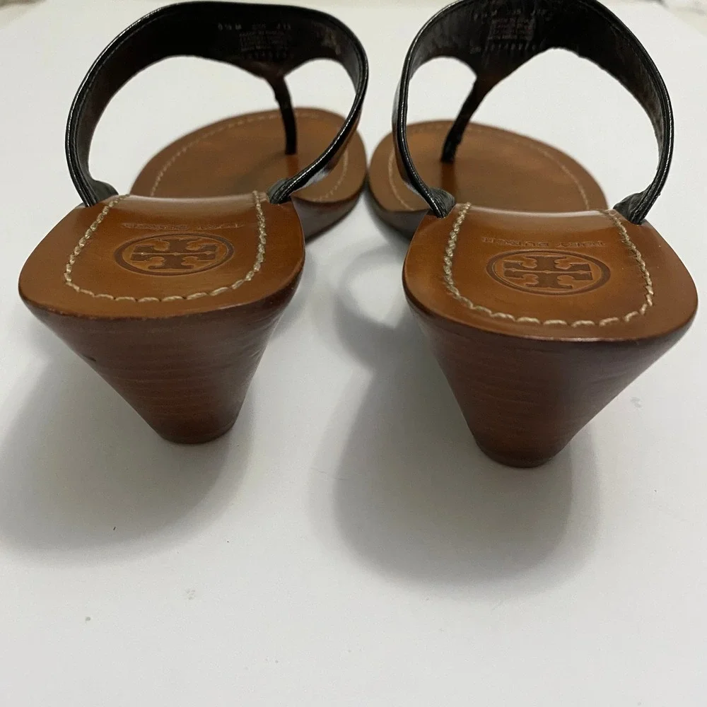 Tory Burch Wedge Sandals Womens 9.5 Black Tan Leather Gold Logo Thong Resortwear